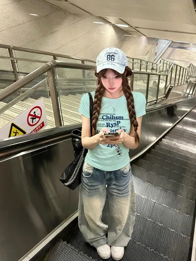 ミントブルーのロゴが映えるY2K感あるコンパクトTシャツ