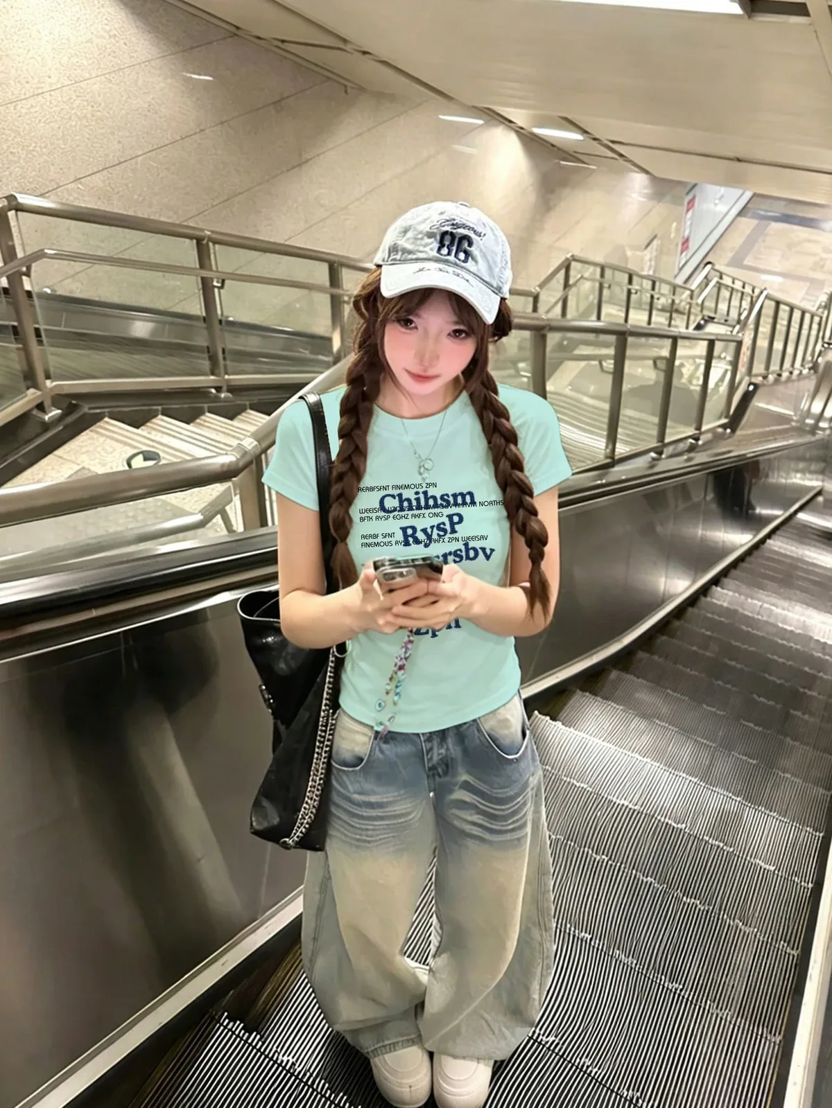ミントブルーのロゴが映えるY2K感あるコンパクトTシャツ