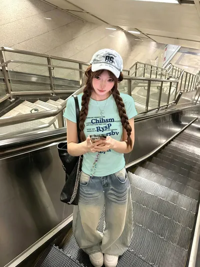 ミントブルーのロゴが映えるY2K感あるコンパクトTシャツ
