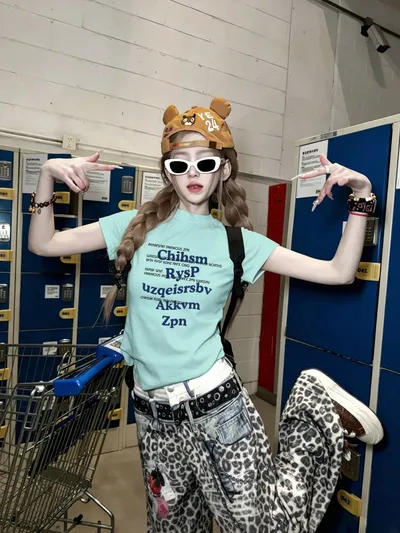 ミントブルーのロゴが映えるY2K感あるコンパクトTシャツ