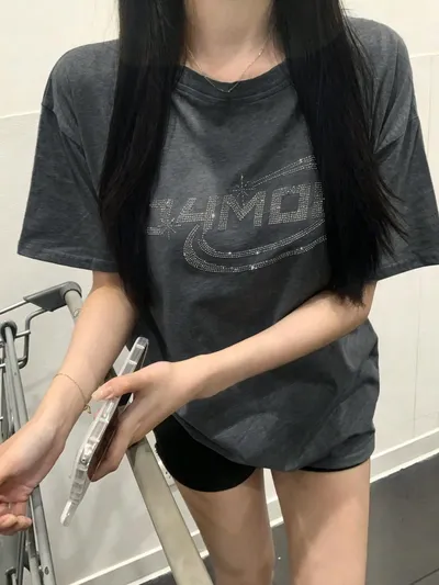 ラフに着られてかわいい、ダークグレー系のロゴT
