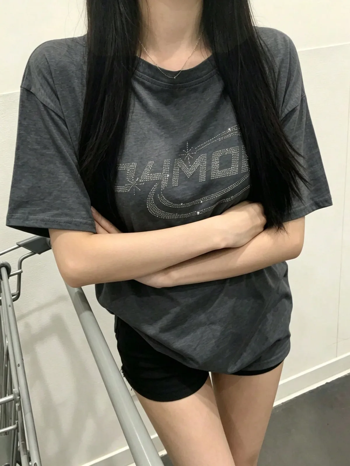 ラフに着られてかわいい、ダークグレー系のロゴT