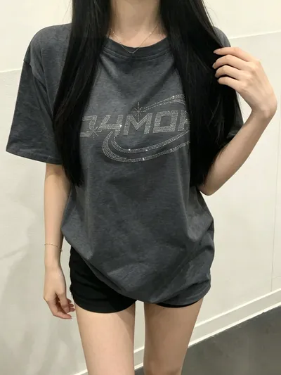 ラフに着られてかわいい、ダークグレー系のロゴT