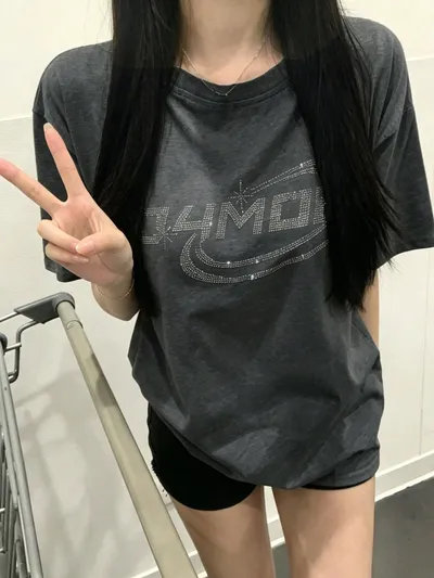 ラフに着られてかわいい、ダークグレー系のロゴT