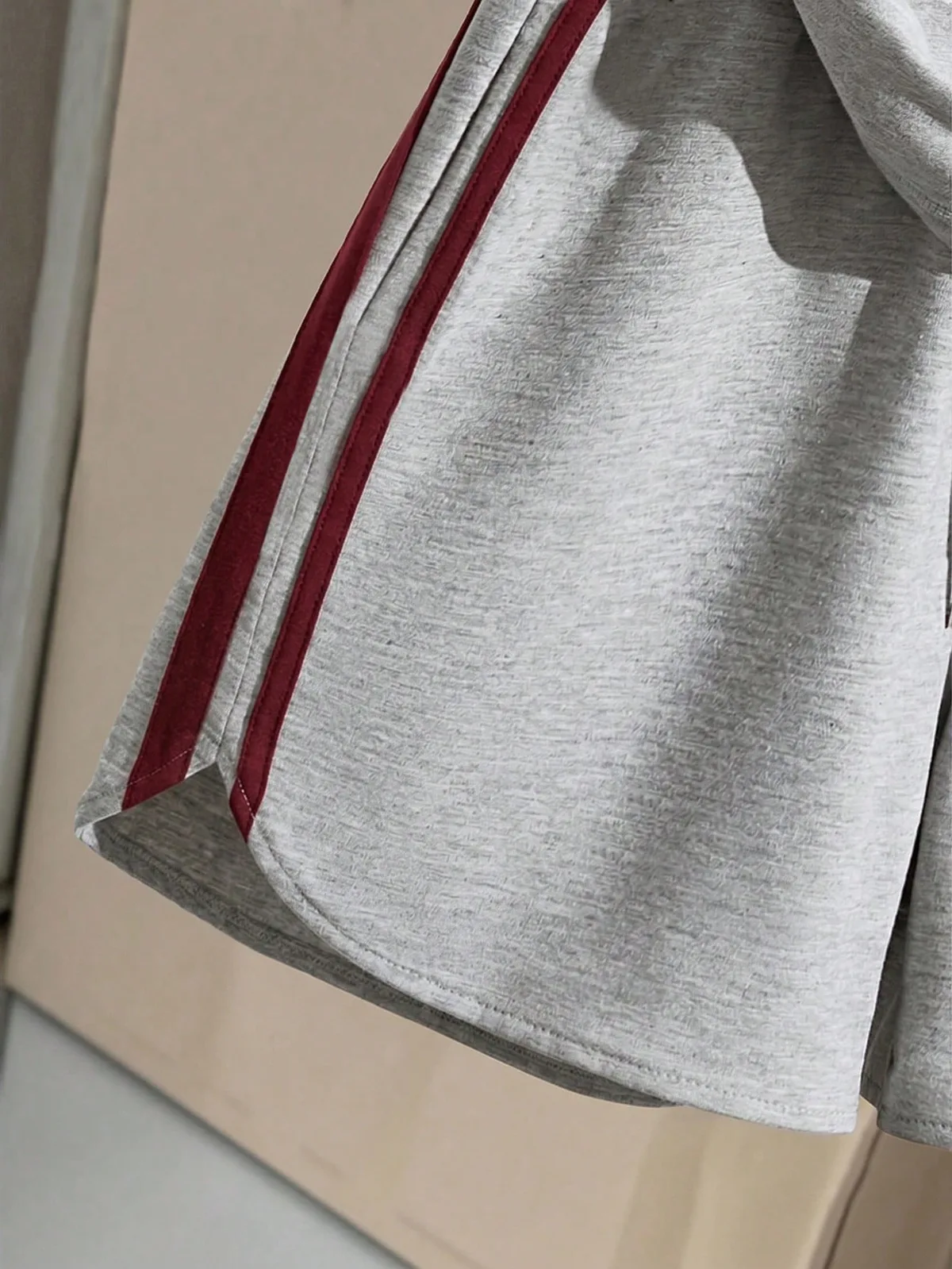グレー×赤ラインがかわいい ロゴ入りスポーティセットアップ