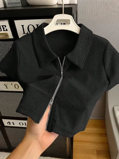 開き襟が映える 黒のY2Kコンパクトトップス
