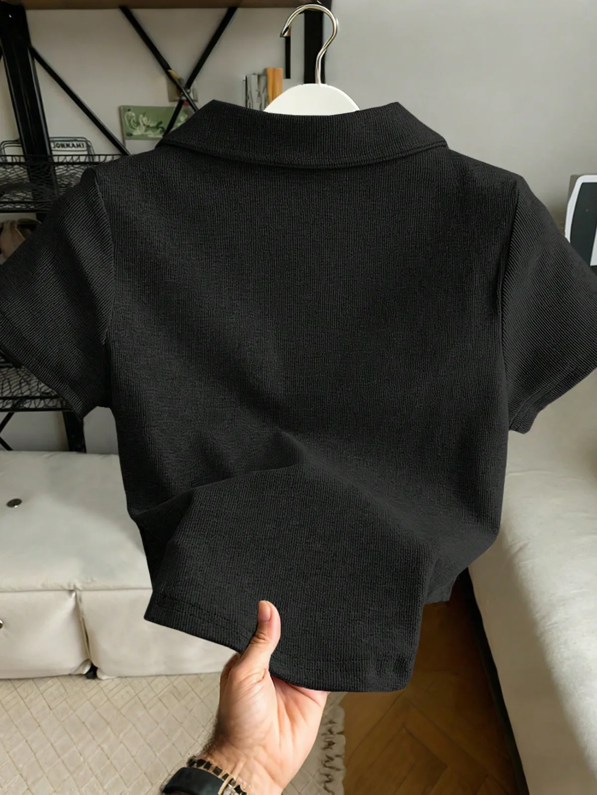 開き襟が映える 黒のY2Kコンパクトトップス