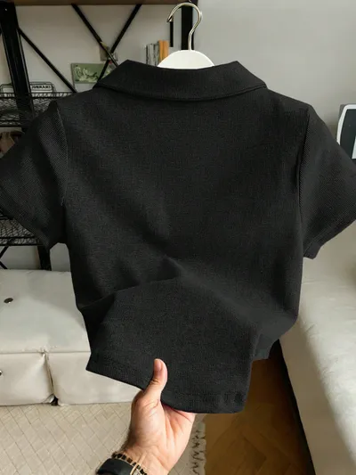 開き襟が映える 黒のY2Kコンパクトトップス