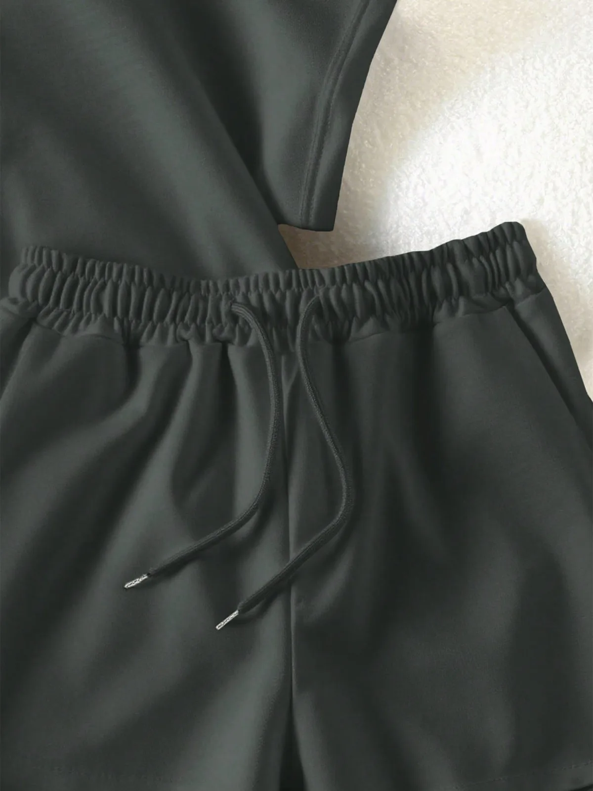 黒系でラフにまとまる、半袖ショートパンツセットアップ