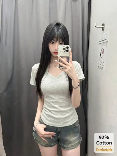 細身シルエットがきれいなグレー系Vネック半袖トップス
