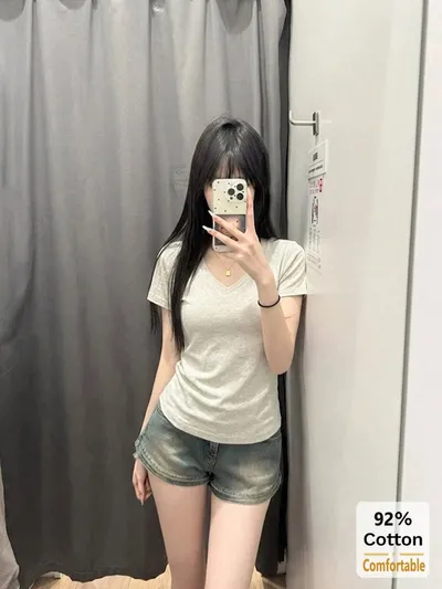 細身シルエットがきれいなグレー系Vネック半袖トップス