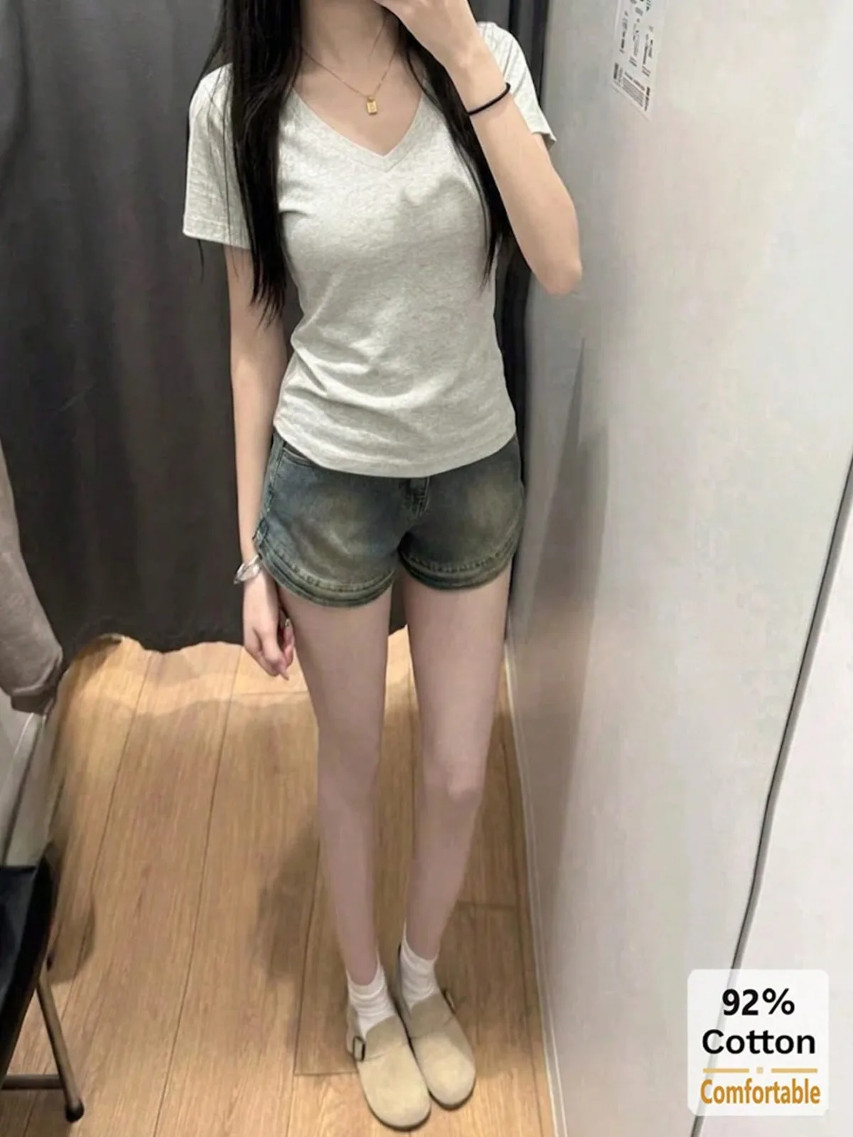 細身シルエットがきれいなグレー系Vネック半袖トップス