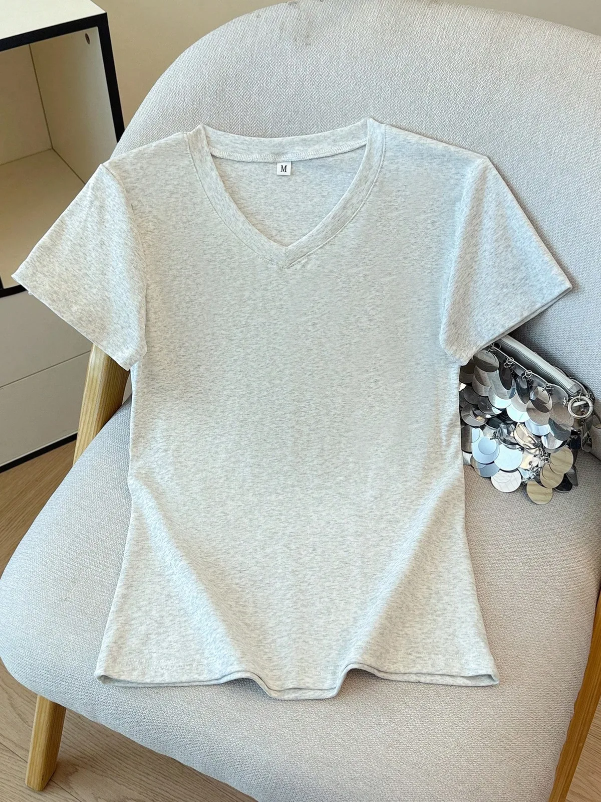 細身シルエットがきれいなグレー系Vネック半袖トップス
