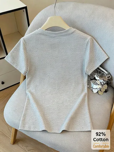 細身シルエットがきれいなグレー系Vネック半袖トップス