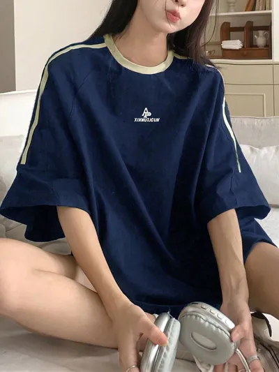 ネイビー×ラインでラフに着られるオーバーサイズ半袖Tシャツ