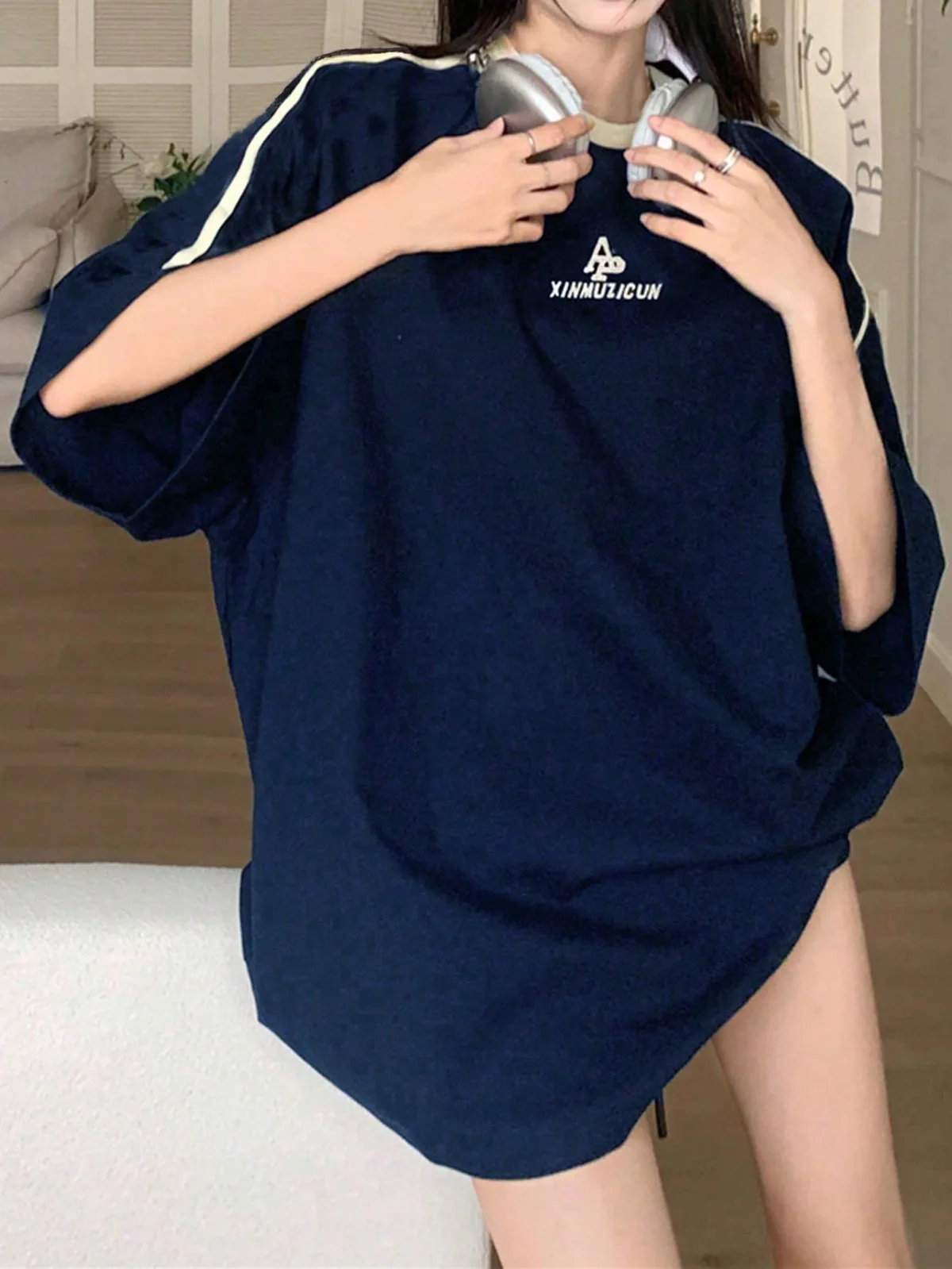 ネイビー×ラインでラフに着られるオーバーサイズ半袖Tシャツ