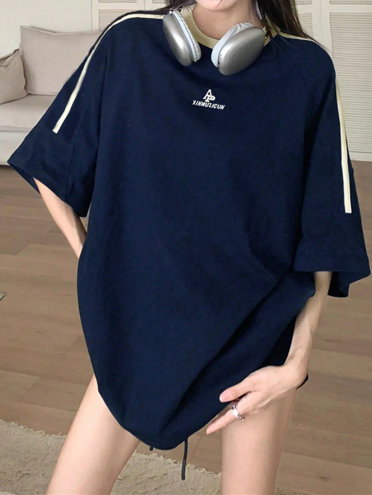 ネイビー×ラインでラフに着られるオーバーサイズ半袖Tシャツ