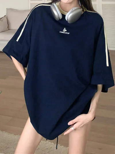 ネイビー×ラインでラフに着られるオーバーサイズ半袖Tシャツ