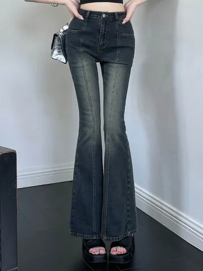 縦ラインで脚長に見えやすい濃いめフレアデニムパンツ