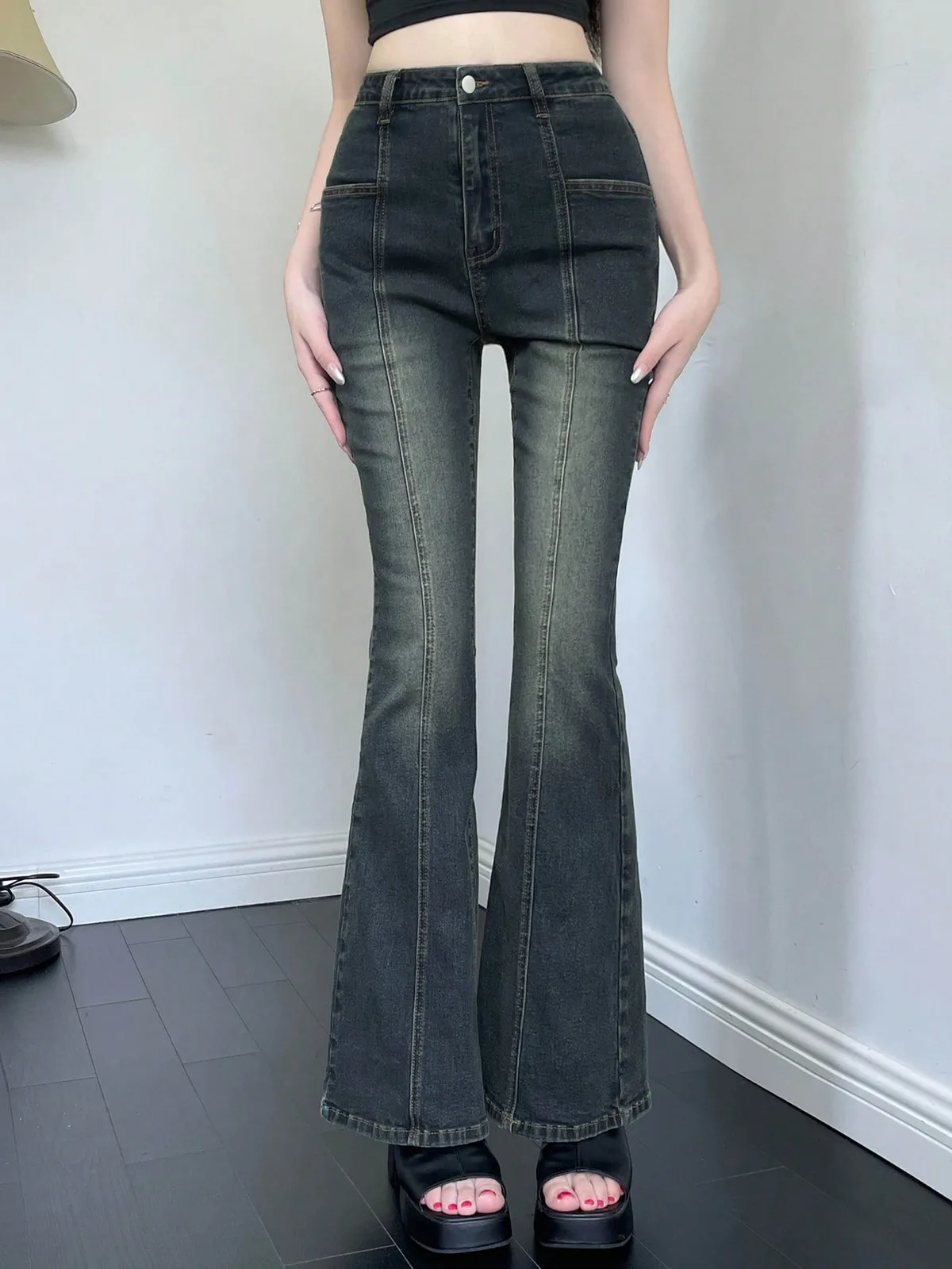 縦ラインで脚長に見えやすい濃いめフレアデニムパンツ