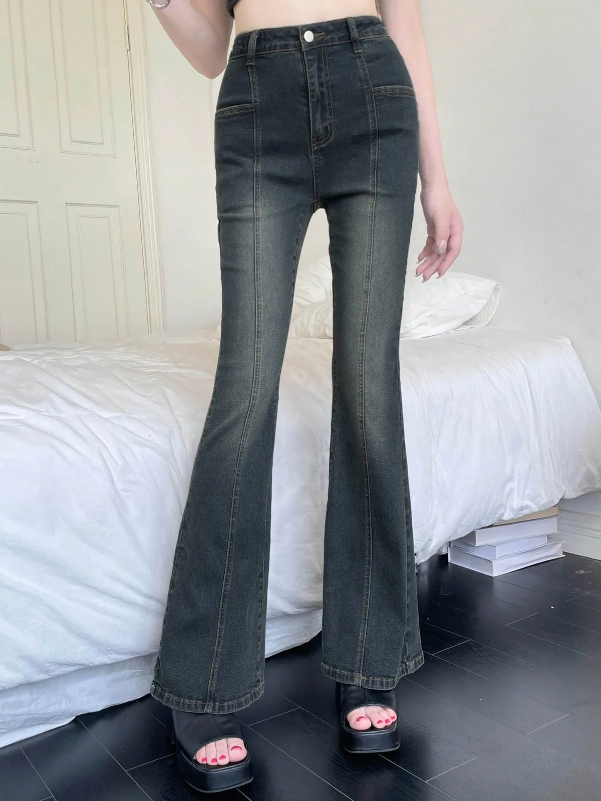 縦ラインで脚長に見えやすい濃いめフレアデニムパンツ