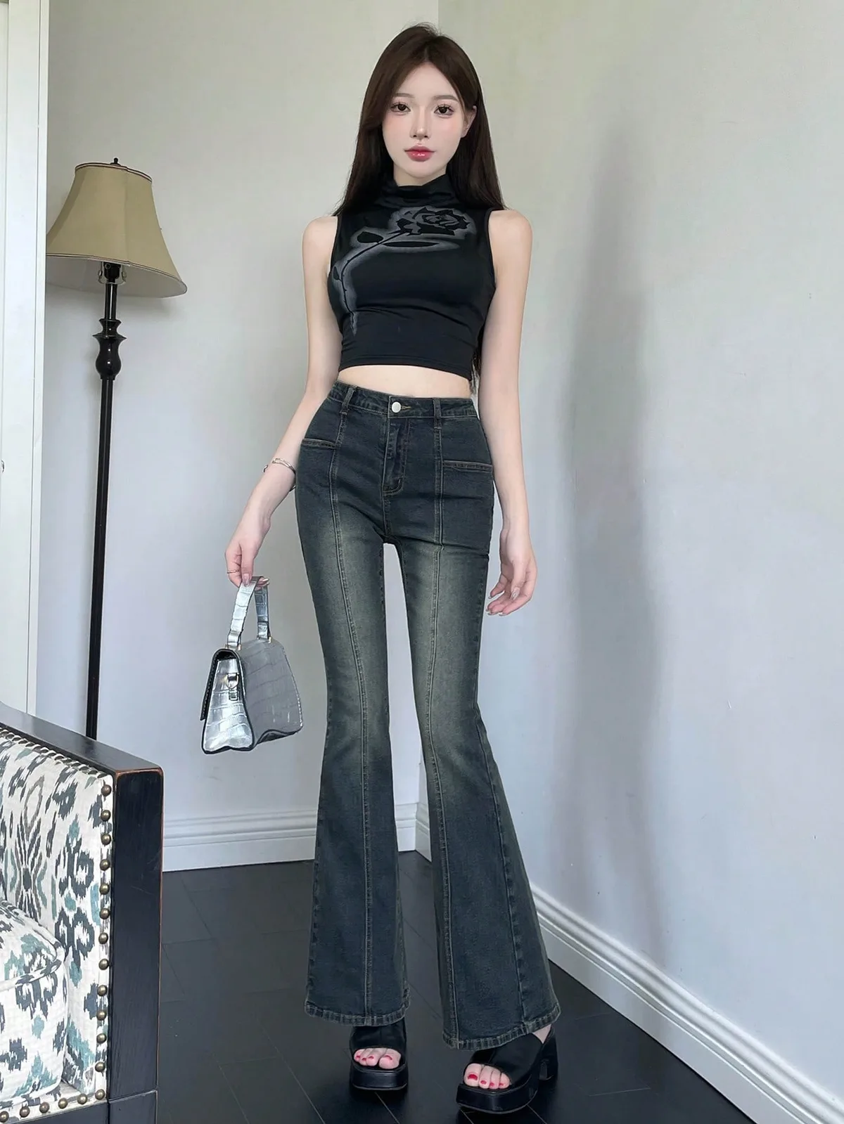 縦ラインで脚長に見えやすい濃いめフレアデニムパンツ