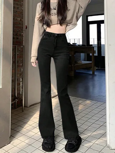 黒系ですっきり見えるハイウエストフレアデニムパンツ