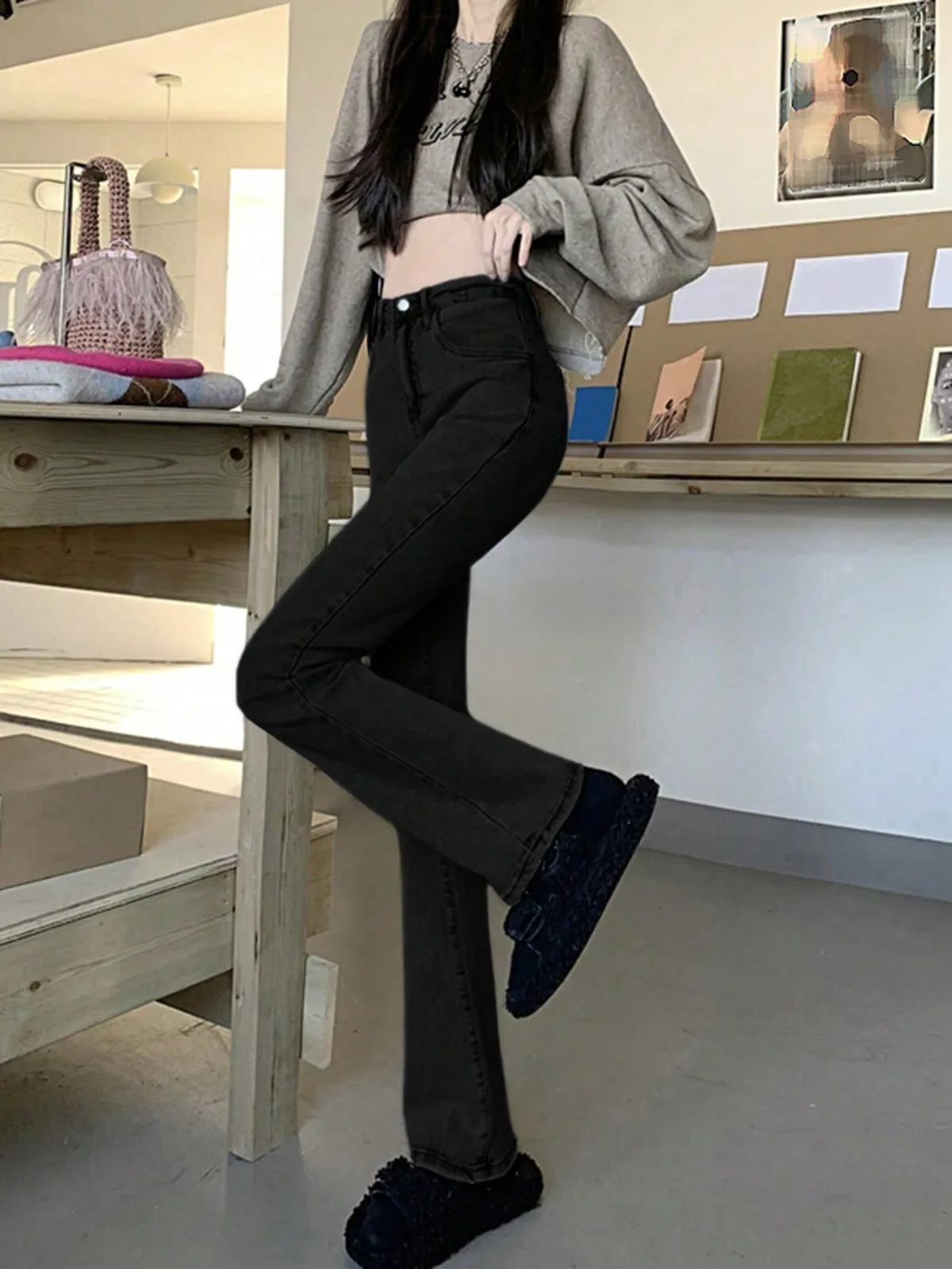 黒系ですっきり見えるハイウエストフレアデニムパンツ