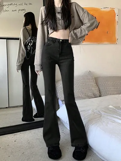 黒系ですっきり見えるハイウエストフレアデニムパンツ