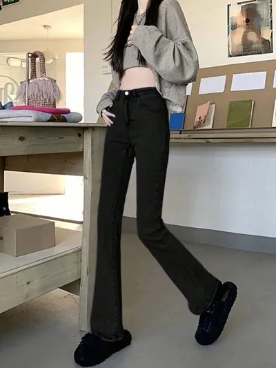黒系ですっきり見えるハイウエストフレアデニムパンツ
