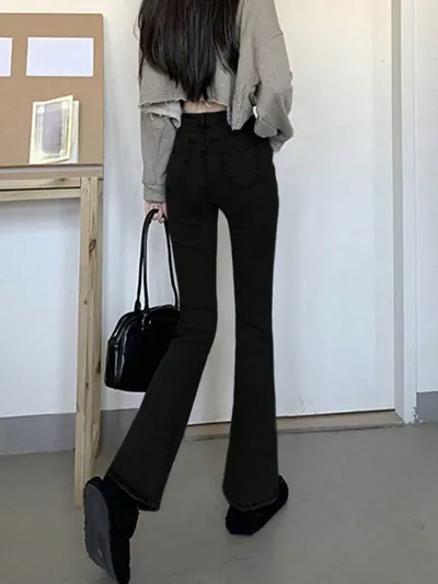 黒系ですっきり見えるハイウエストフレアデニムパンツ