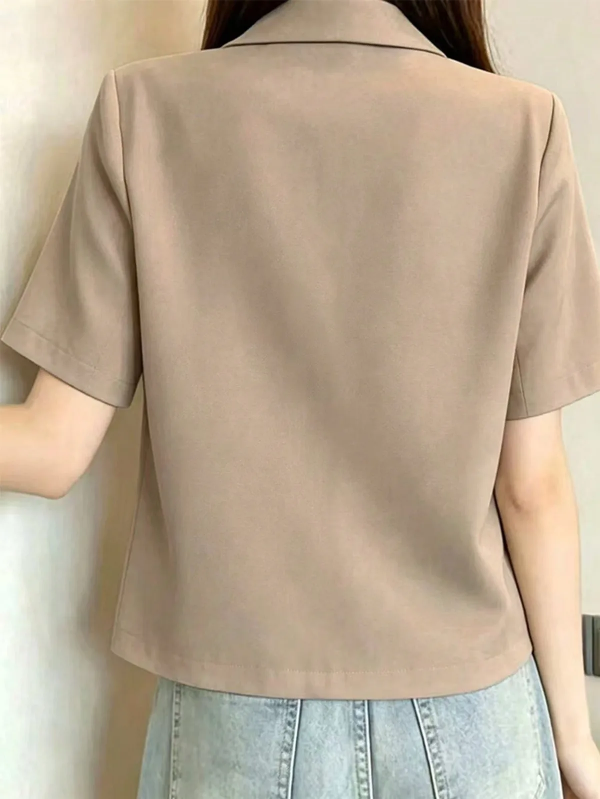 デニムに合わせやすいベージュの半袖きれいめジャケット