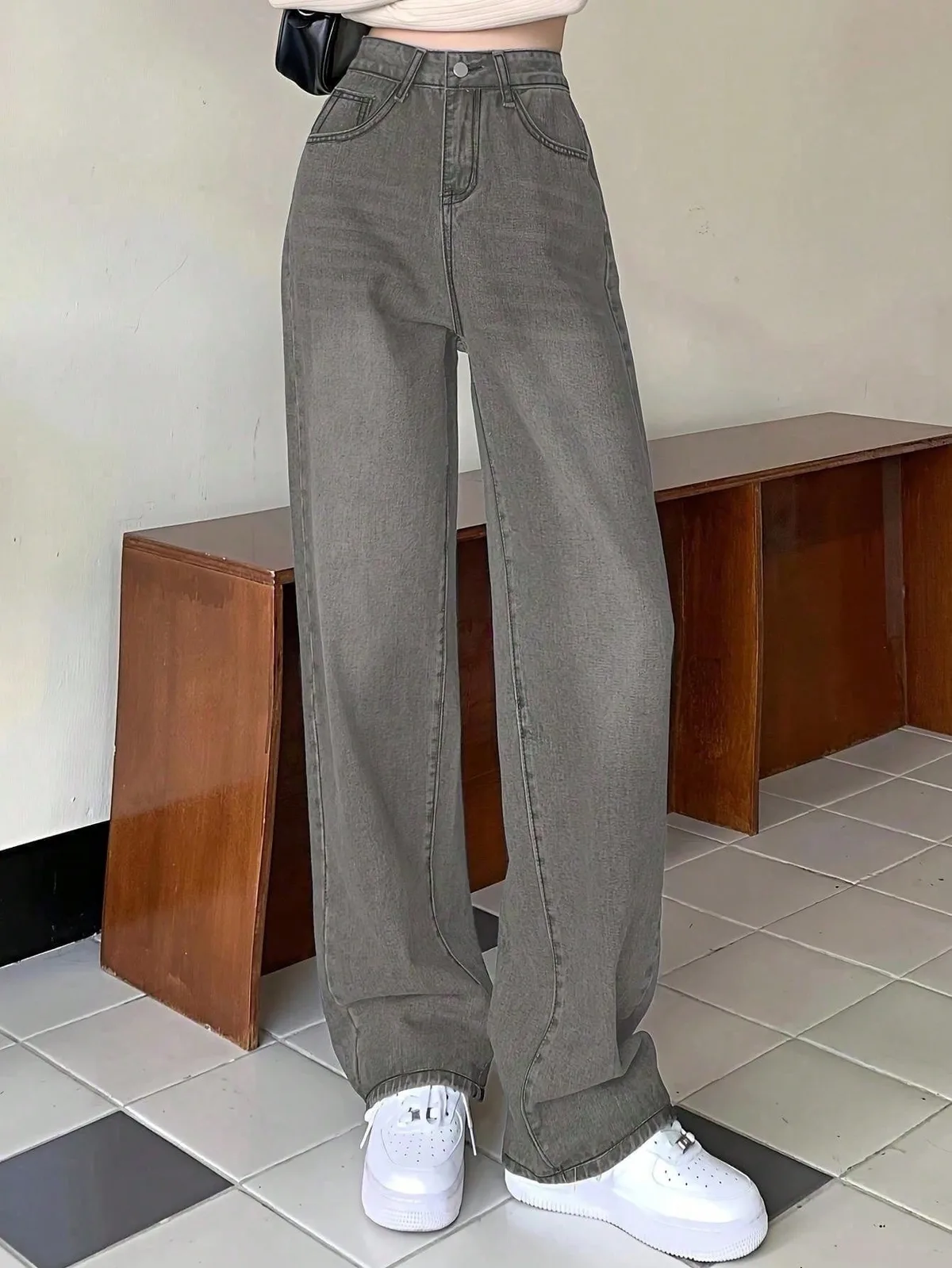 グレー系でラフにまとまるハイウエストワイドデニムパンツ