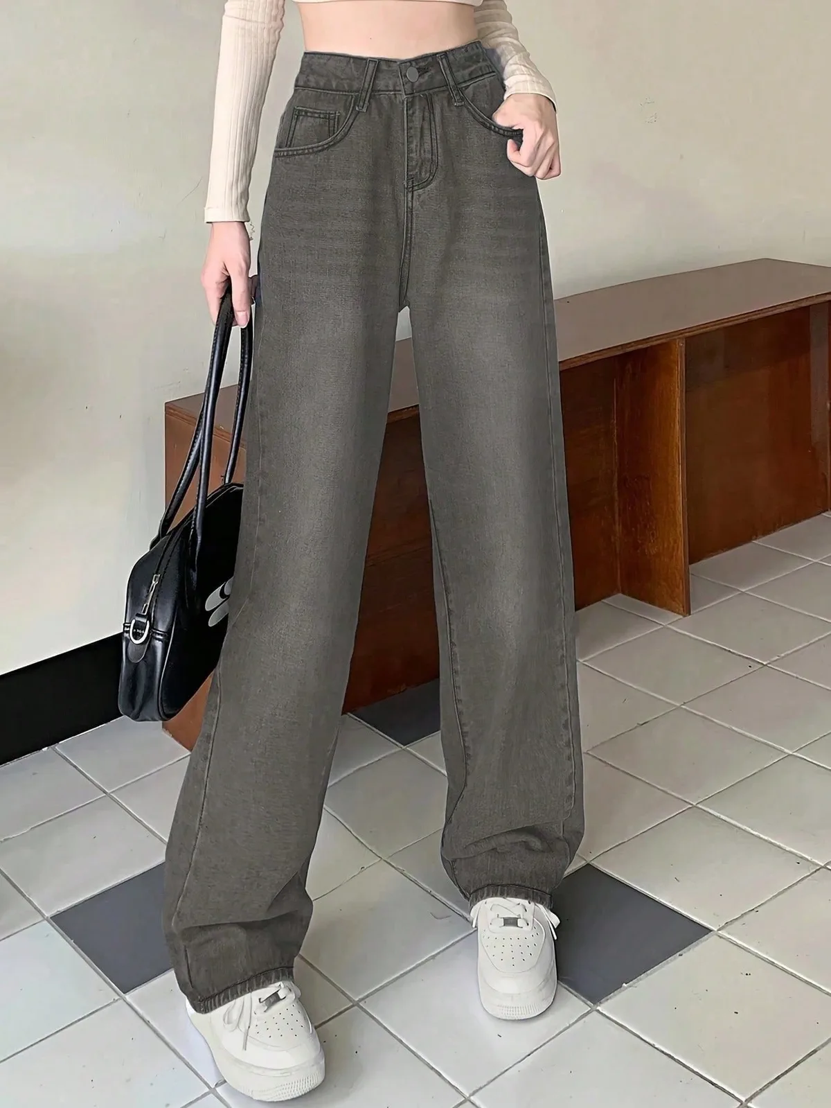 グレー系でラフにまとまるハイウエストワイドデニムパンツ