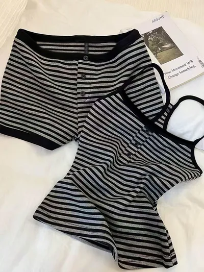 グレー×黒ボーダーがかわいい！キャミとショートパンツのセット