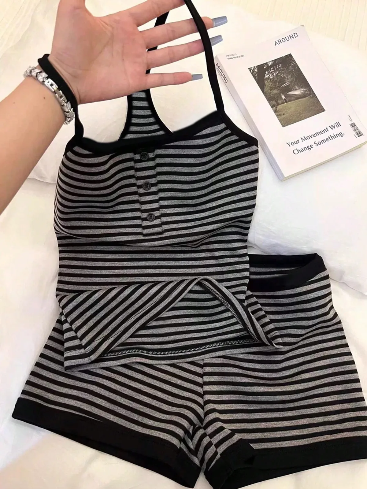 グレー×黒ボーダーがかわいい！キャミとショートパンツのセット