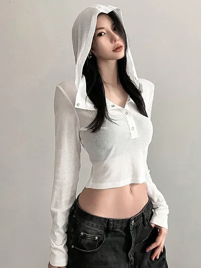 フード付きで可愛く着られる白の短め細身トップス