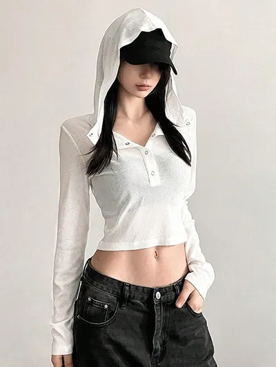 フード付きで可愛く着られる白の短め細身トップス
