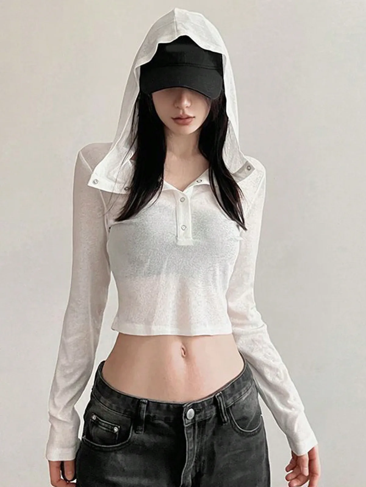 フード付きで可愛く着られる白の短め細身トップス