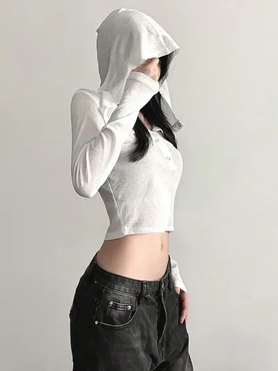 フード付きで可愛く着られる白の短め細身トップス