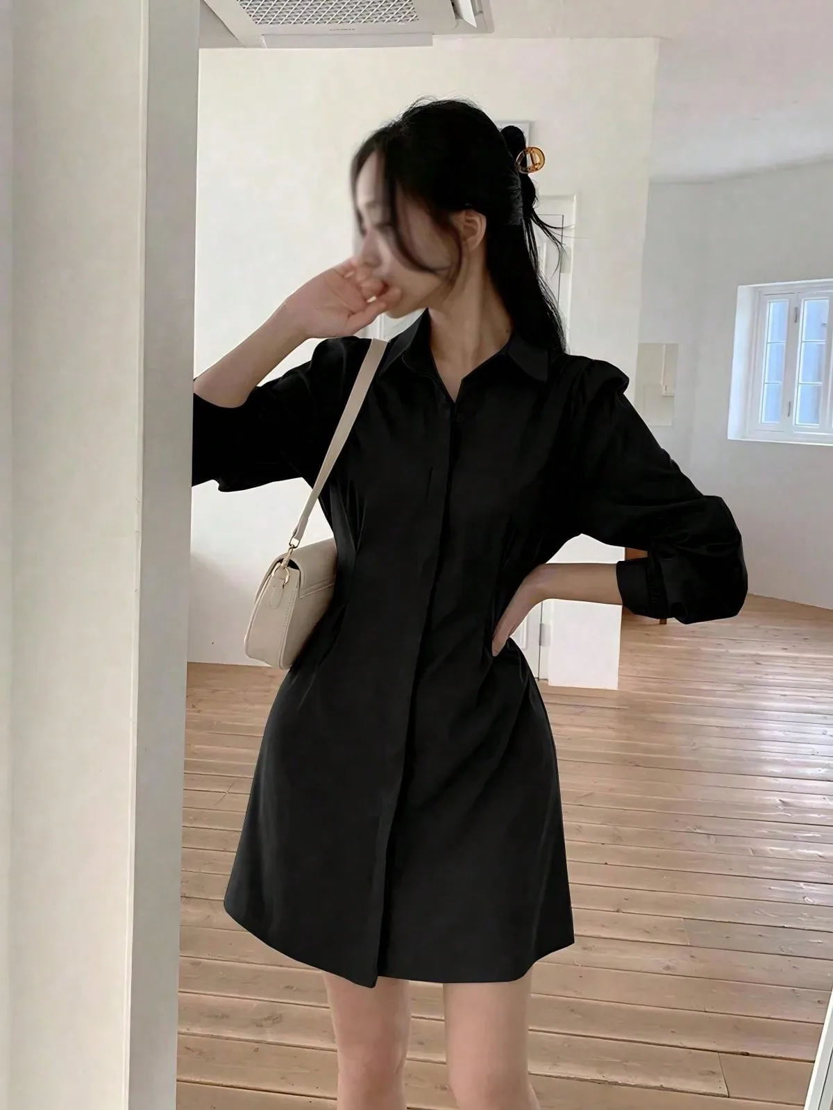 黒でお姉さんっぽく見える襟付きミニシャツワンピース