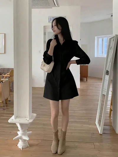 黒でお姉さんっぽく見える襟付きミニシャツワンピース