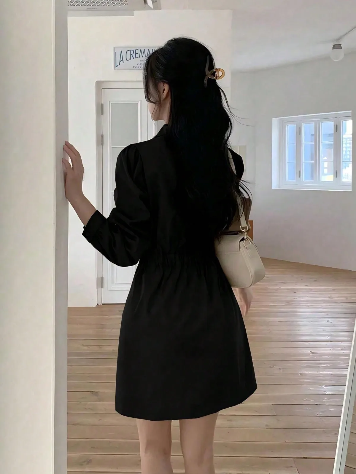黒でお姉さんっぽく見える襟付きミニシャツワンピース