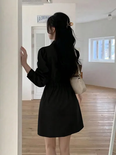 黒でお姉さんっぽく見える襟付きミニシャツワンピース